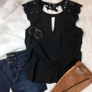 |Express| Lace Shoulder Detail Top